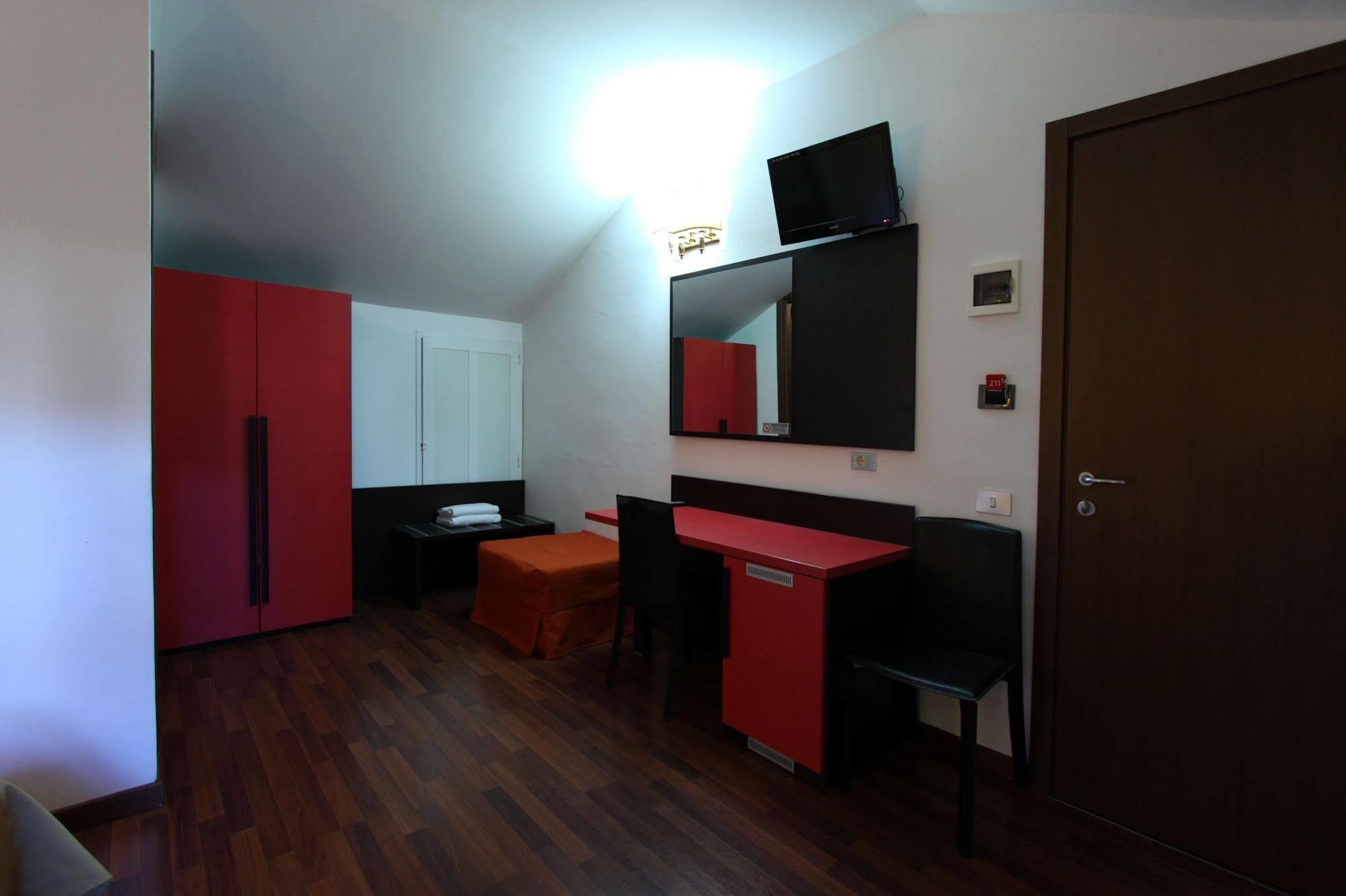 Lux Hotel Durante Milaan Buitenkant foto